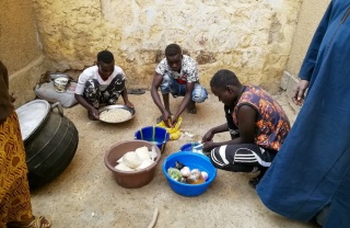volunteers prepare food