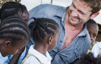 Gerard Butler with children in Haiti