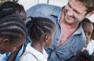 Gerard Butler with children in Haiti