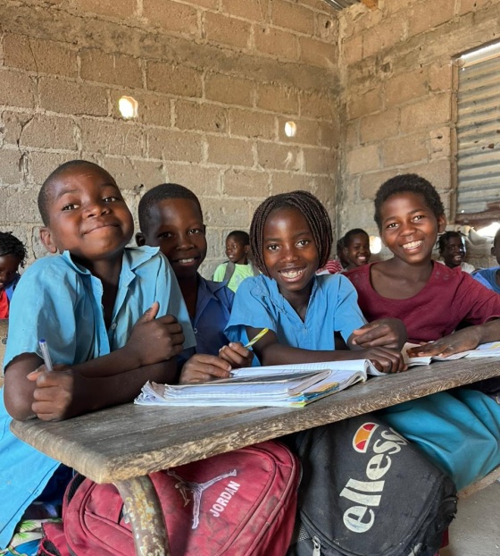 Efigênia in class with school friend