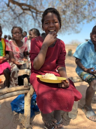 Efigênia eating her school meal